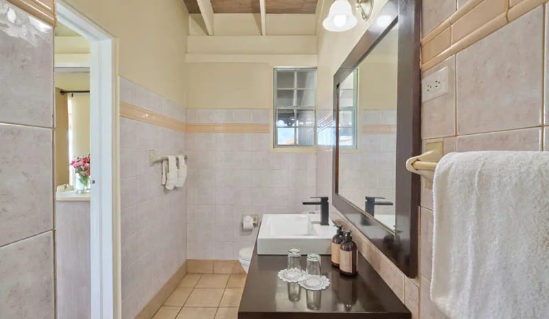 antigua-holidays-hawksbill-beachfront-bungalow-bathroom